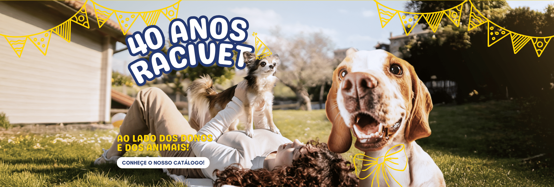 Racivet celebra 40 anos ao lado dos donos e dos animais, cães felizes no jardim com bandeirolas de festa e convite para conhecer o catálogo de produtos para animais